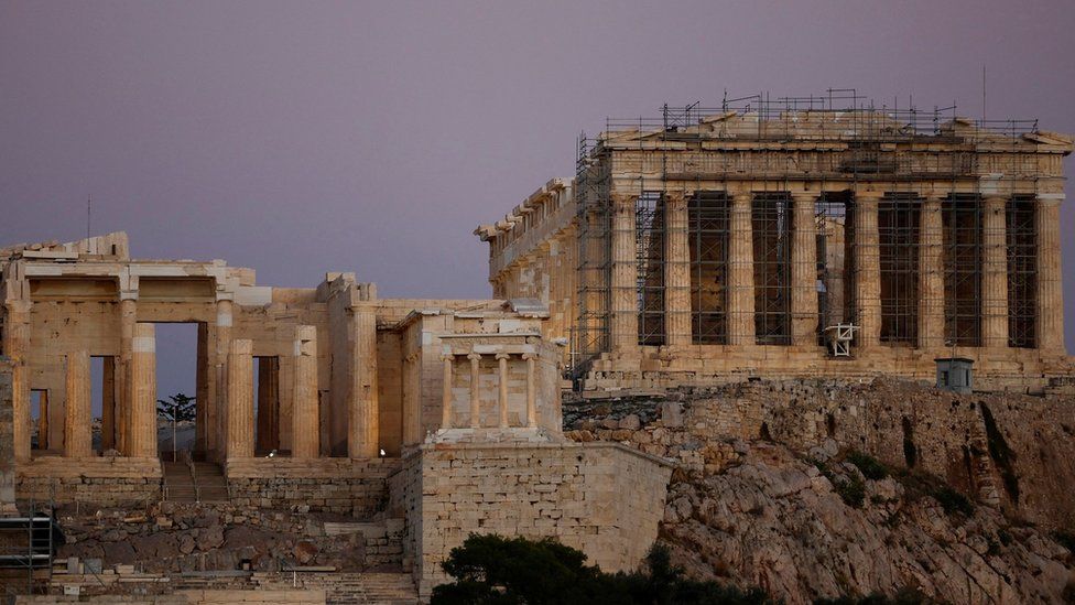 Ein Blick auf die Ruinen des Parthenon-Tempels auf der archäologischen Stätte der Akropolis in Athen, Griechenland
