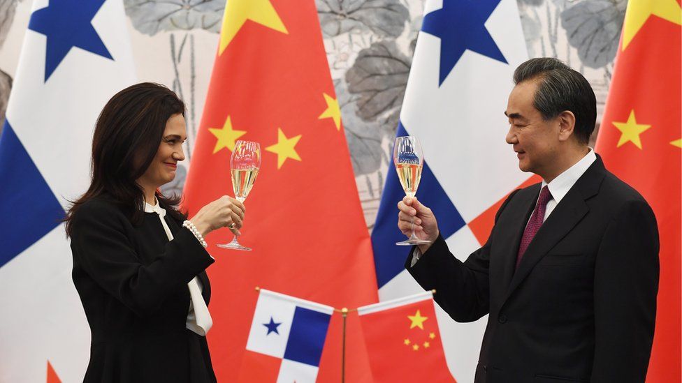 Panama's Vice President and Foreign Minister Isabel de Saint Malo (L)and Chinese Foreign Minister Wang Yi drink a toast after signing a joint communiqué on establishing diplomatic relations, in Beijing on June 13, 2017