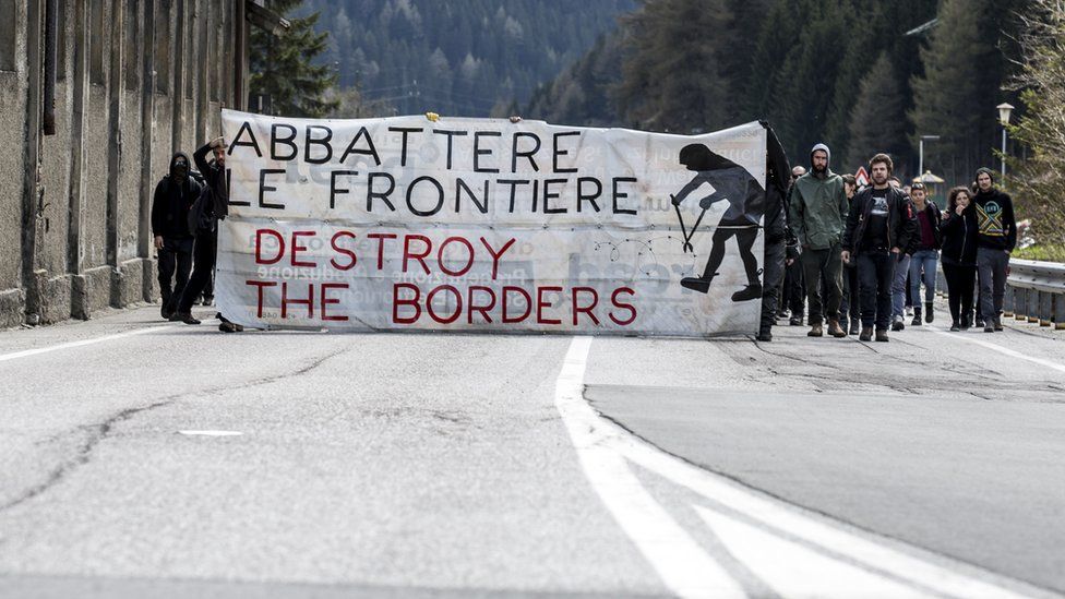 Протестующие во время митинга против запланированного австрийским правительством возобновления пограничного контроля на пограничном переходе Бреннер-Пасс в Италию 7 мая