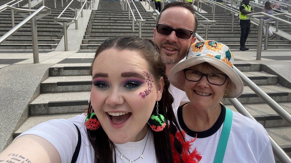 Madelin Fulcher with her parents at a Harry Styles' concert