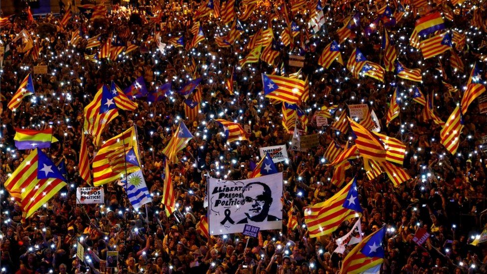 Люди принимают участие в митинге каталонских сепаратистских организаций в Мадриде, март 2019 г.
