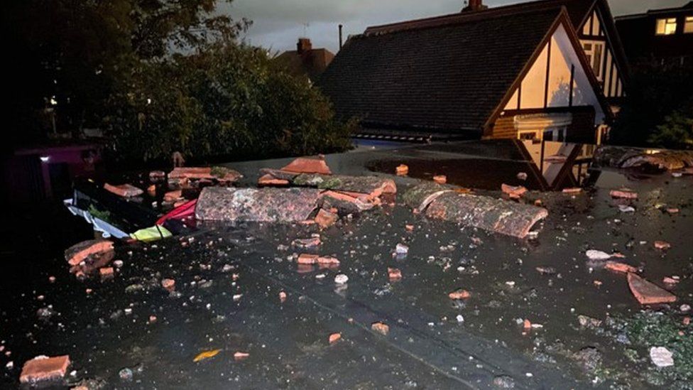 A flat roof covered in debris
