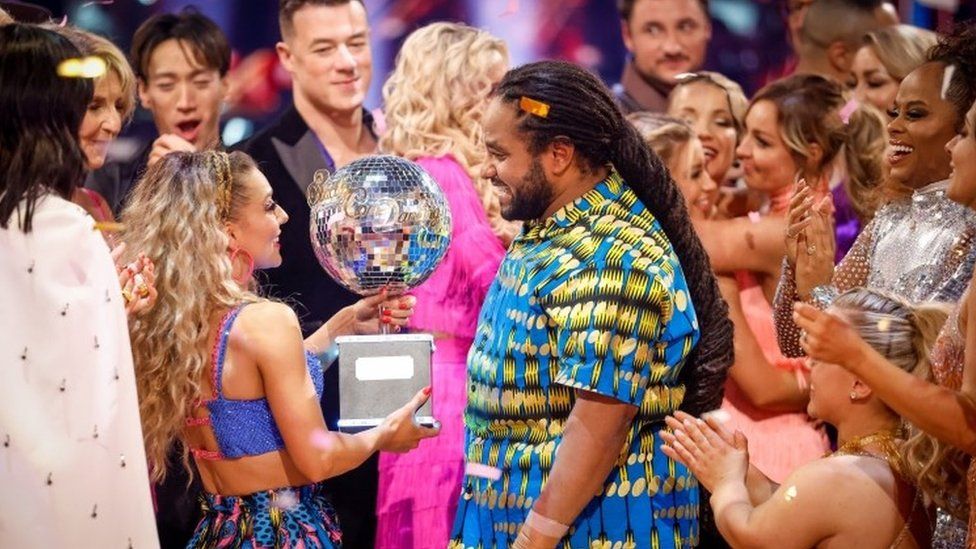 Hamza Yassin and Jowita Przystal with the glitterball trophy