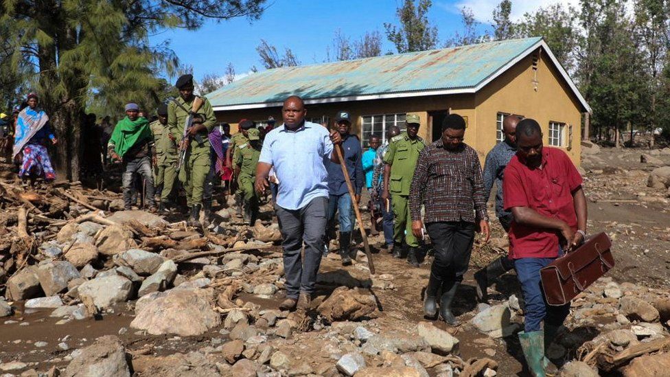Tanzanian Prime Minister Kassim Majaliwa walks with members of the search and rescue mission looking for the bodies of those who were killed following flash floods and landslides near the slopes of Mount Hanang in the Manyara region, in Tanzania, December 4, 2023. REUTERS/Stringer