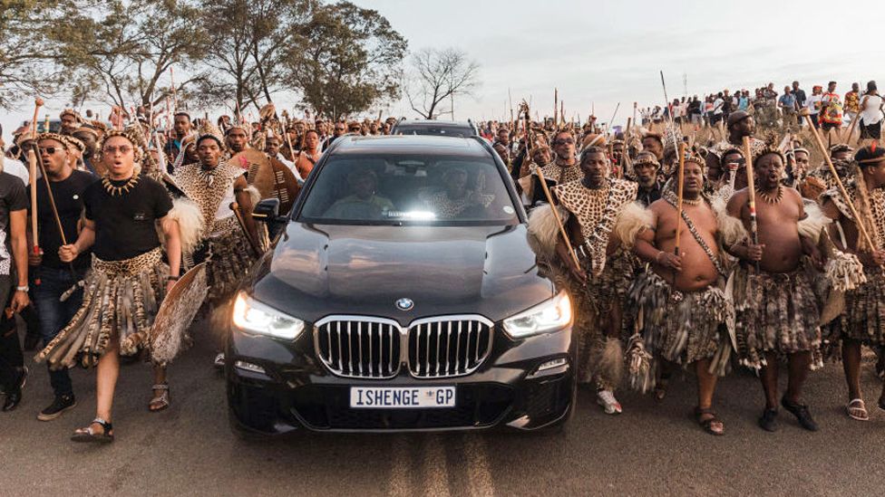 Зулусские полки поют и восхваляют перед колонной, несущей гроб Мангосуту Бутелеса в Улунди - пятница, 15 сентября 2023 г.