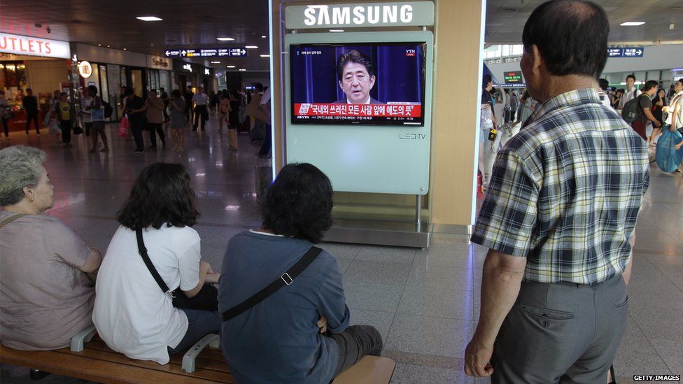 South Korean watch Abe's statement on television at Seoul's railway station on 14 August 2015