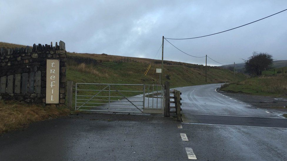'Highest village' sign blunder in Bwlchgwyn, Wrexham BBC News