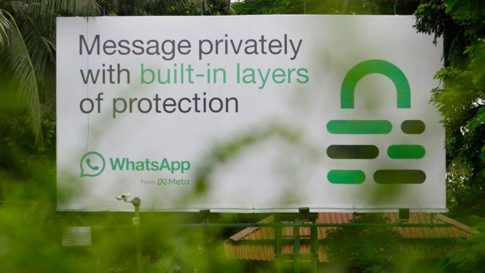 Ein Plakat, das für Whatsapps Ende-zu-Ende-Verschlüsselung wirbt