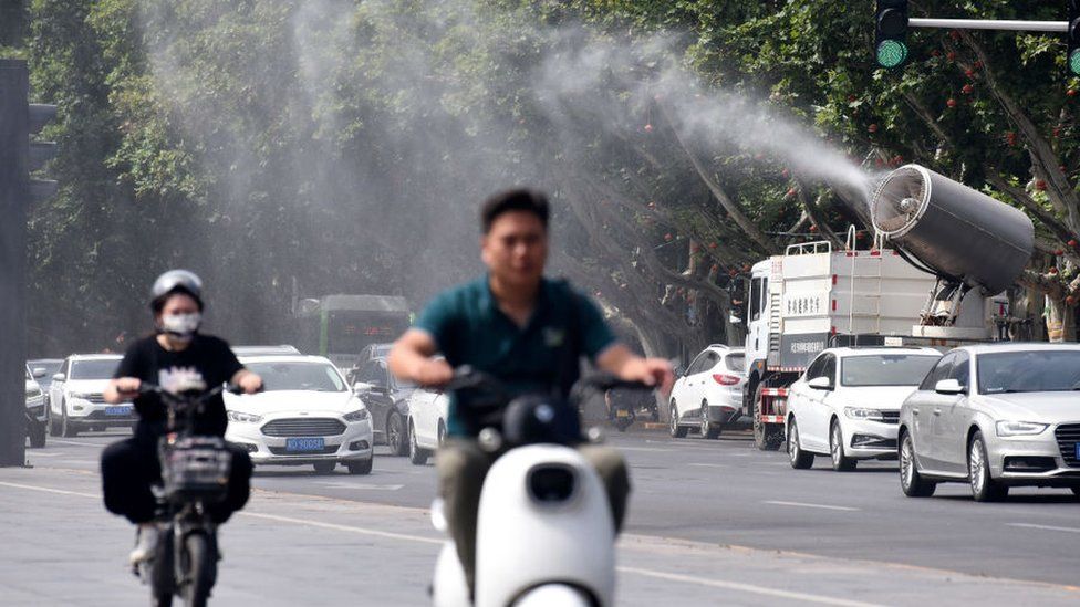 Водометы используются в Китае, чтобы охлаждать людей
