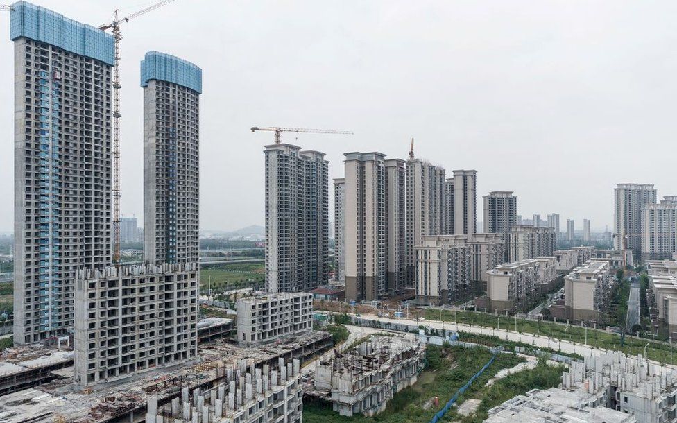 Жилой комплекс, строящийся китайским застройщиком Evergrande, можно увидеть в Ухане, в центральной китайской провинции Хубэй, 28 сентября 2023 года.
