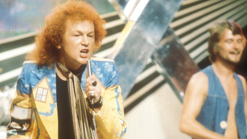Майк Бэтт во время выступления на Top of the Pops в 1975 году