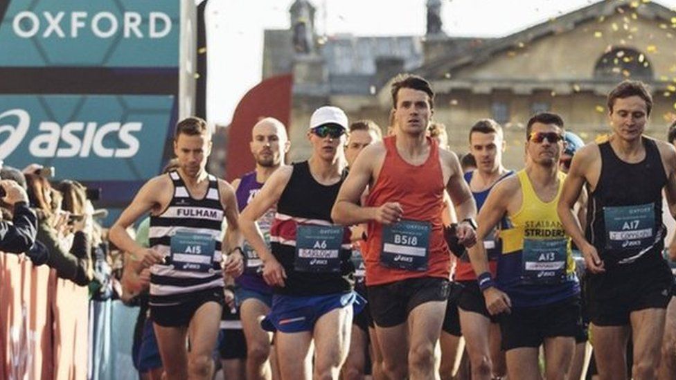 Oxford Half Marathon completed by about 9,000 people - BBC News