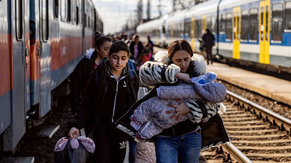 Сотни людей прибыли на вокзал в Венгрии после бегства из Украины
