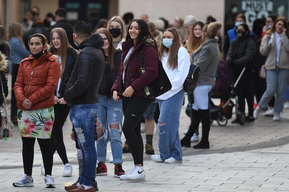 Группа клиентов выстраивается в очередь за пределами Primark