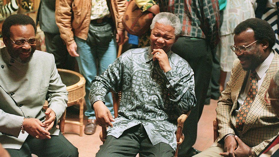 Президент ЮАР Нельсон Мандела (в) в окружении зулусского короля Гудвилла Звелитини (слева) и лидер Партии свободы Инката Мангосуту Бутелези собираются в заповеднике Хлухлуве в Северном Натале, 30 апреля 1995 года.