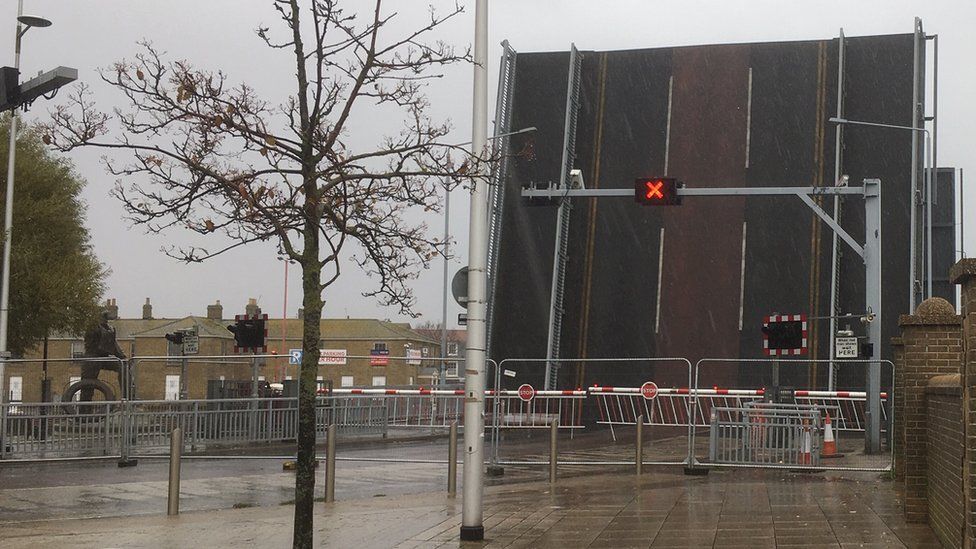 Lowestoft Bascule Bridge re opens after fault fixed BBC News