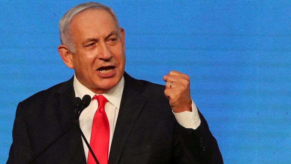 Биньямин Нетаньяху жестикулирует, выступая перед сторонниками после объявления экзитполов на всеобщих выборах в Израиле в штаб-квартире партии «Ликуд» в Иерусалиме 24 марта 2021 г.