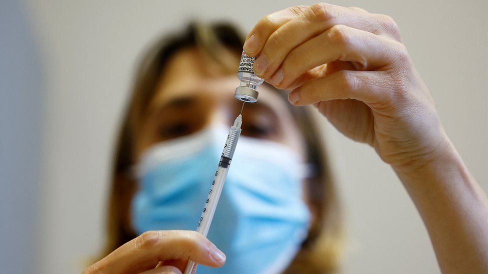 Медицинский работник готовит дозу вакцины Pfizer