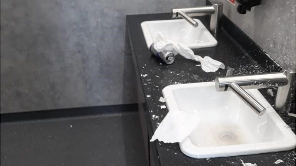 Повреждение общественных туалетов Ончан Парк
