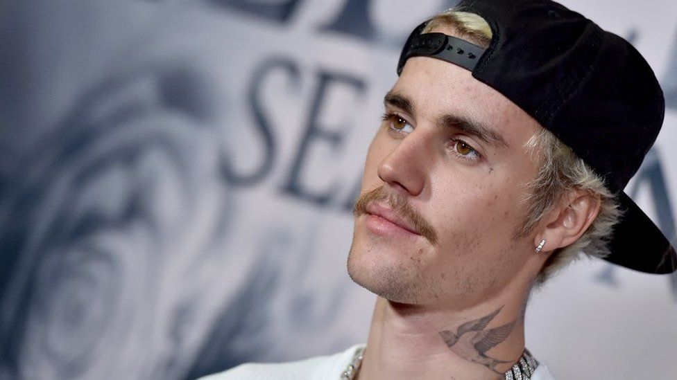 Justin Bieber Elvis Presley's US chart - BBC News