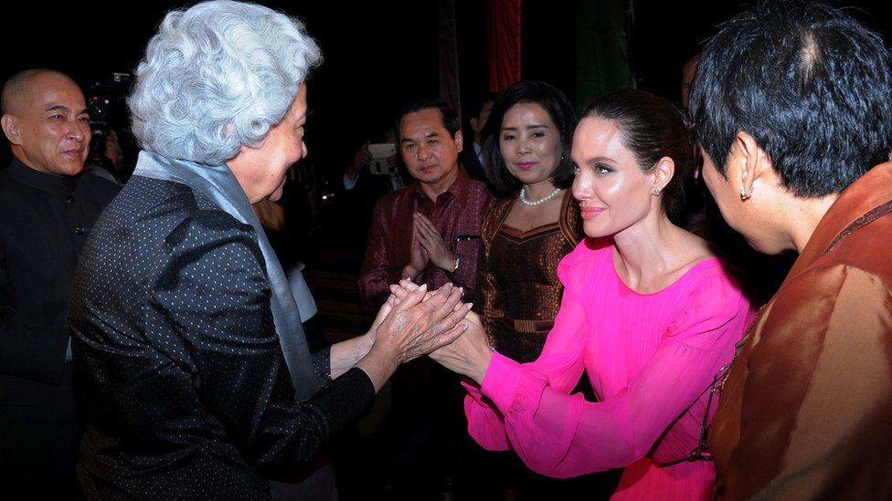 Hollywood star Angelina Jolie pays respect to Cambodian former queen Monique as Cambodian King Norodom Sihamoni looks on during the premiere of Jolie's new film First They Killed My Father