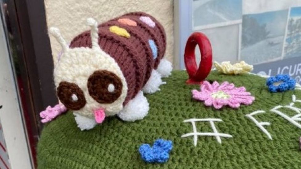 Ely secret yarnbomber creates Ukraine tribute on postbox BBC News