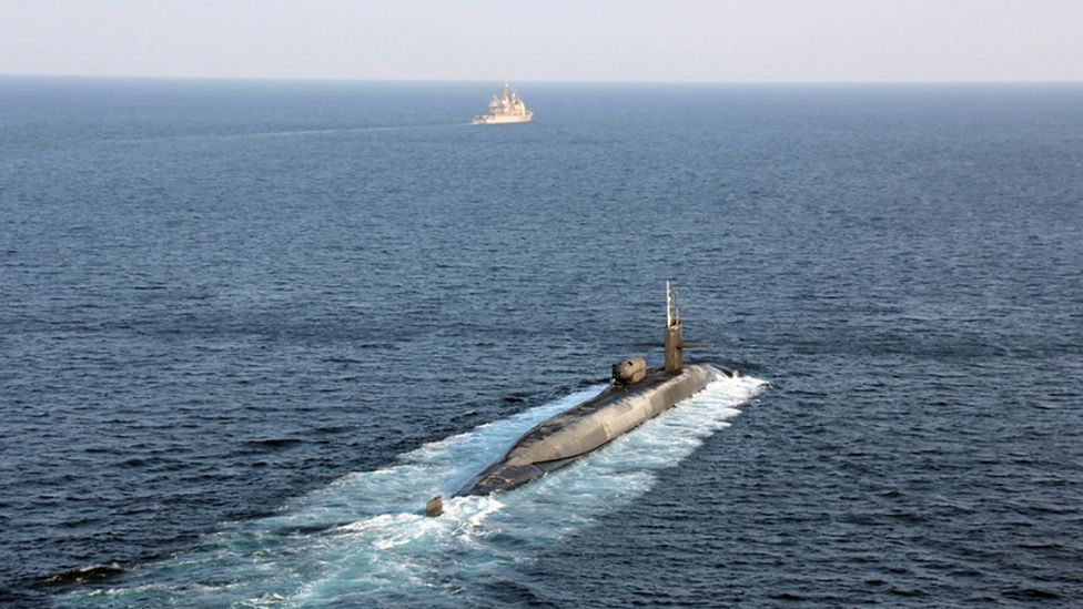 Подводная лодка с управляемыми ракетами USS Georgia проходит через Ормузский пролив с ракетными крейсерами USS Port Royal и USS Philippine Sea