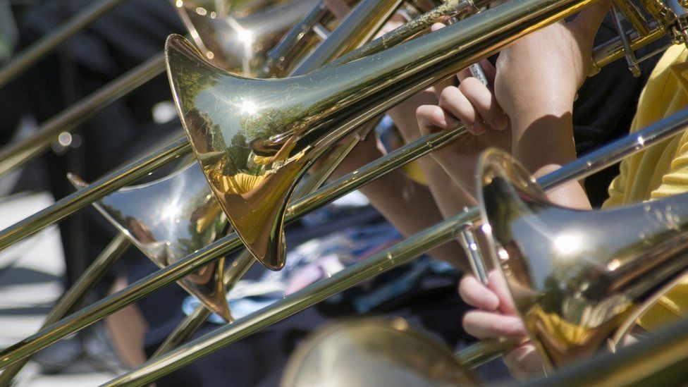 BRASS BAND  English meaning - Cambridge Dictionary