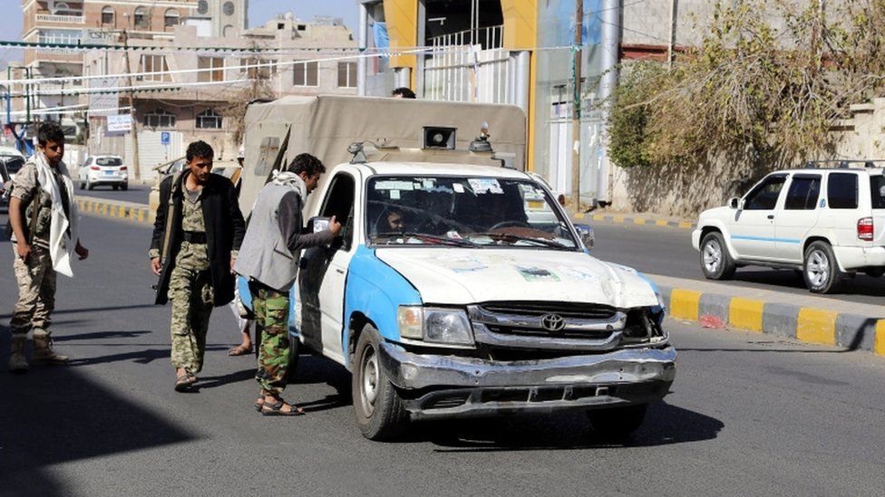 Houthi rebels carry out security checks in Sanaa after the Saudi-led raids, 7 Jan