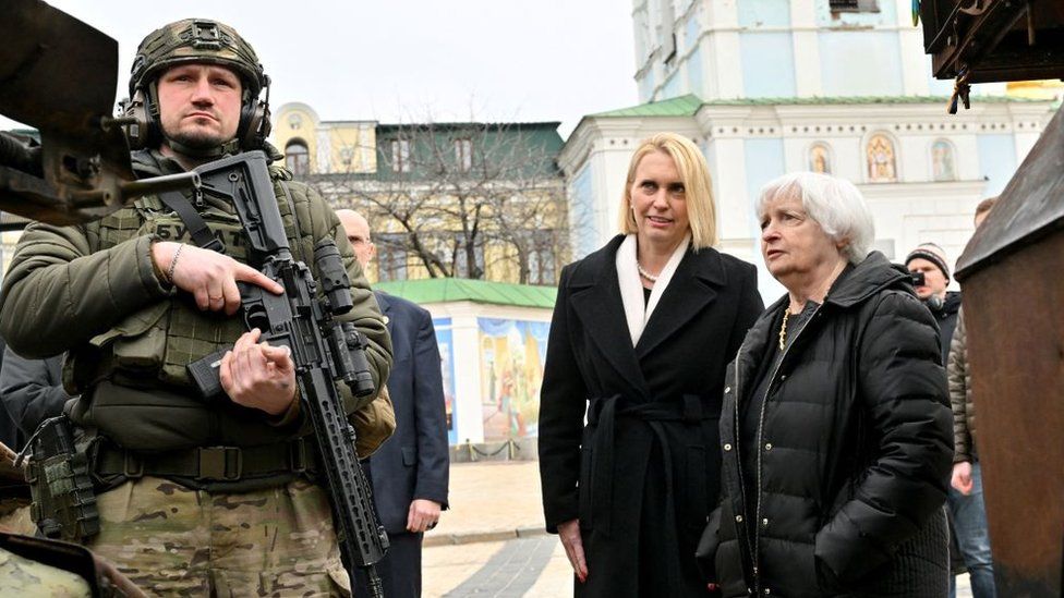 La secretaria del Tesoro de EE. UU., Janet Yellen (derecha), y la embajadora de EE. UU. en Ucrania, Bridget Brink, observan los vehículos militares rusos destruidos que se exhiben en una exposición en Kiev.