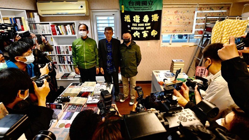 Lam Wing-kee (C), a bookseller from Hong Kong who in 2015 was detained in China for allegedly bringing banned books into the mainland, stands with Taiwan parliamentary speaker Yu Shyi-kun (L) and secretary general of the ruling Democratic Progressive Party (DPP) Lo Wen-jia (R), during the launch of the Causeway Bay Books bookstore in Taipei on 25 April 2020