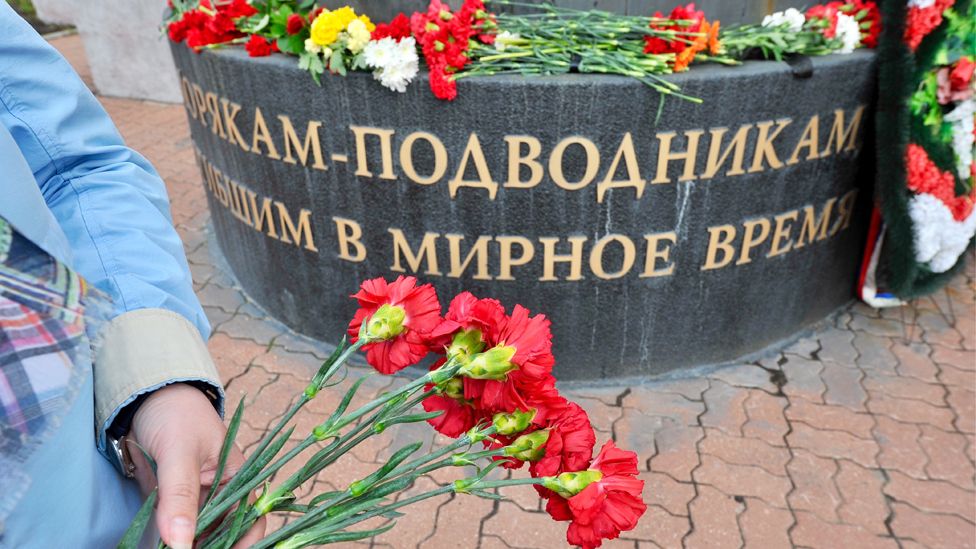 Flowers at memorial to submariners in Murmansk, 3 Jul 19