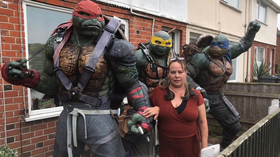 Teenage Mutant Ninja Turtles models raise money for NHS charities - BBC News