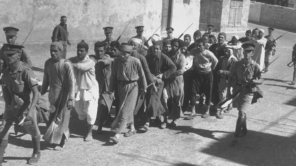 Британские солдаты ведут пленных арабов в Палестине, 1938 год