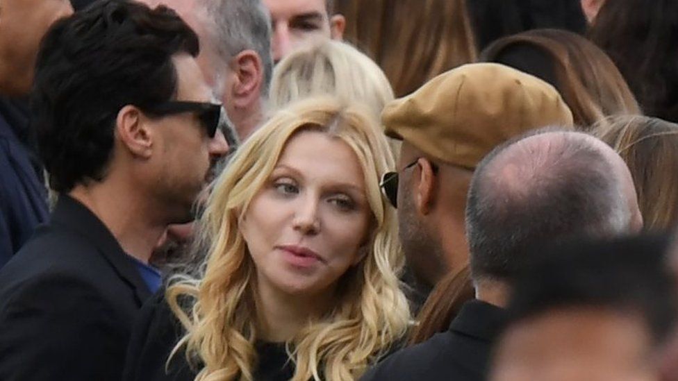 Courtney Love attends the funeral and memorial service (26 May 2017)