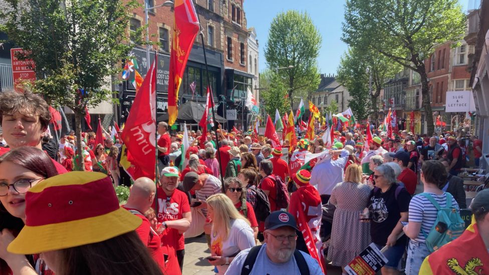 Welsh independence march in Swansea - BBC News