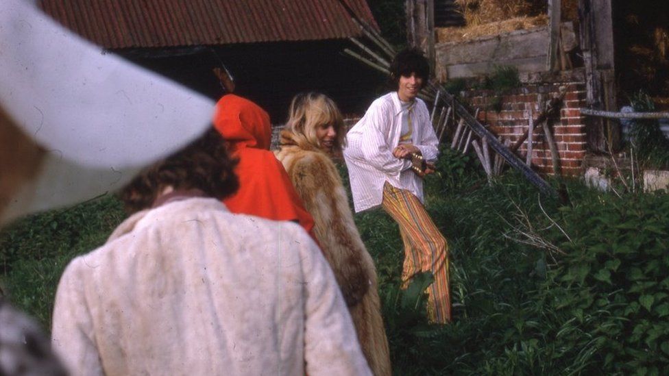 Keith Richards, Anita Pallenberg, Robert Greenfield and friends dancing in a line