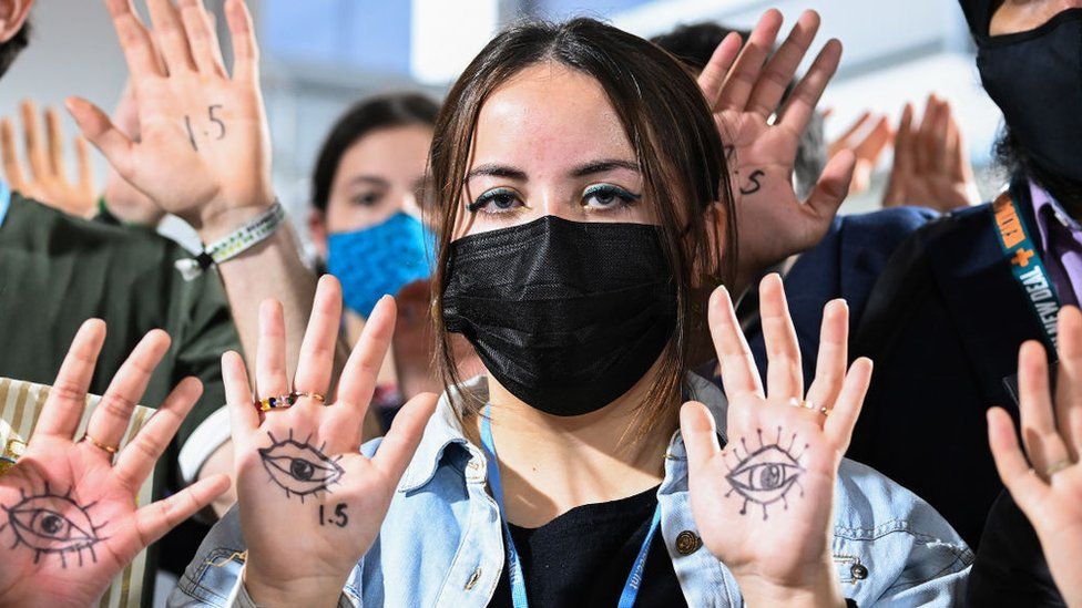Молодежные активисты по борьбе с изменением климата протестуют против использования ископаемого топлива у залов пленарных заседаний на COP26, поскольку 10 ноября 2021 года в Глазго, Шотландия, продолжаются переговоры на высоком уровне между правительствами стран мира. Мировые лидеры встречаются, чтобы обсудить изменение климата на саммите COP26