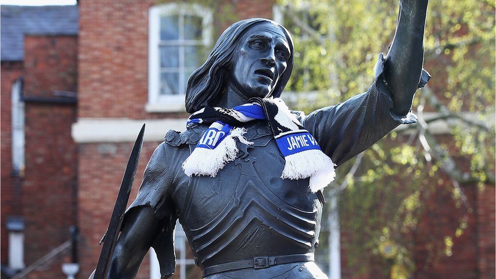 Richard III statue wearing Leicester City scarf