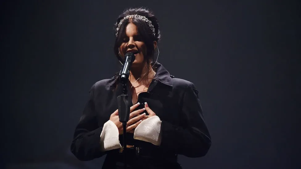 UNPROFESSIONAL LANA DEL REY late for Glastonbury gig “My hair takes so long to do” 🤡