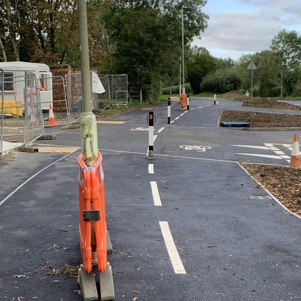 New Oxford cycle lane built around two lampposts BBC News
