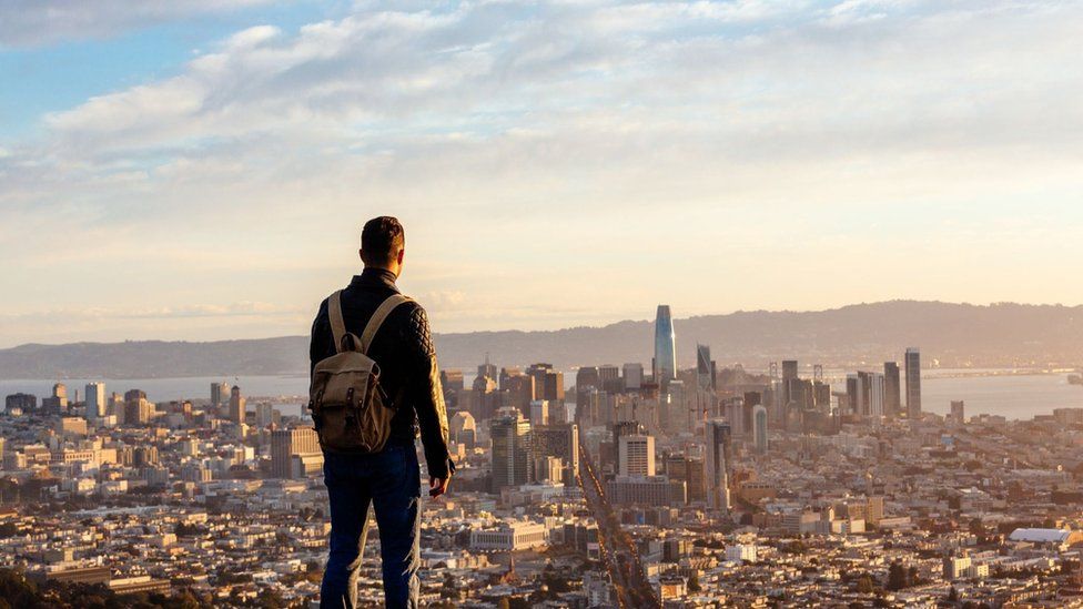 Мужчина смотрит на панораму Сан-Франциско