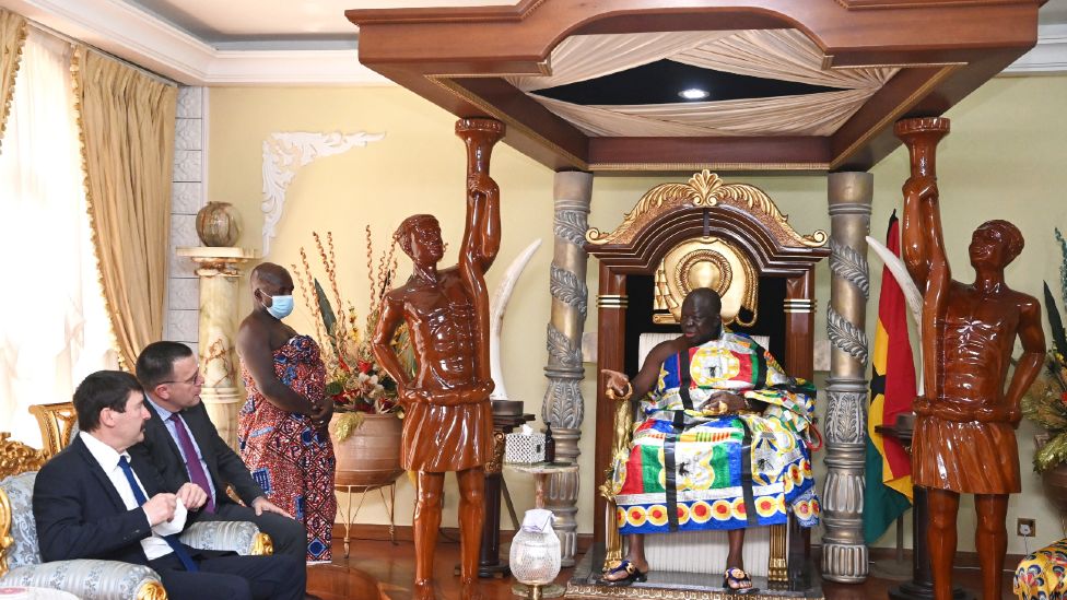 Hungarian President János Áder (L) sitting with Otumfuo Osei Tutu II, king of the Asante people, at the Manhyia Palace in Kumasi, Ghana - Saturday 15 January 2022
