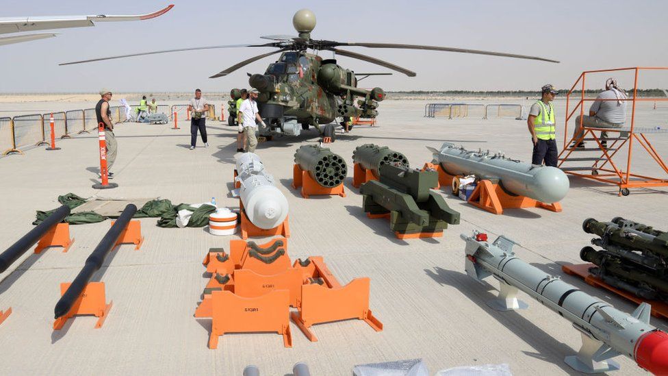 Боевой вертолет Ми-28НЕ на выставке в преддверии авиашоу в Дубае 2021