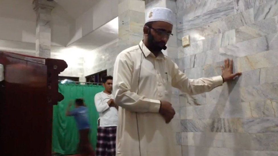 Picture of imam at Bali mosque as it's hit by a quake