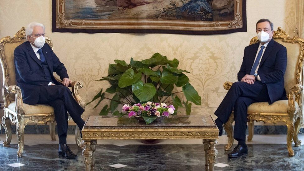 Бывший президент Европейского центрального банка (ЕЦБ) Марио Драги встречается с президентом Италии Серджио Маттареллой (слева) в Квиринальском дворце в Риме, Италия, 3 февраля 2021 г.