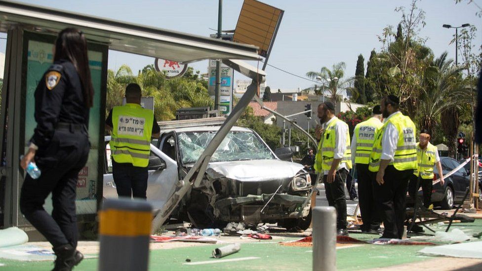 Escena de un atentado por embestida en Tel Aviv, 4 jul 23