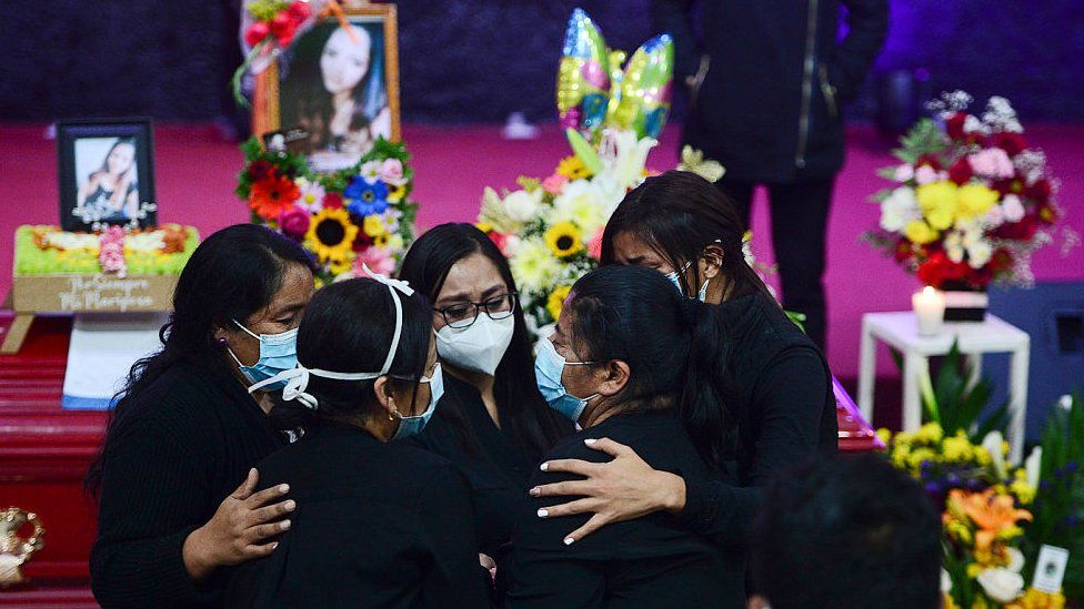 Семья обнимает сестру медсестры Кейлы Мартинес, когда она оплакивает свой гроб во время своих похорон в Ла-Эсперансе, Гондурас, 9 февраля 2021 года.