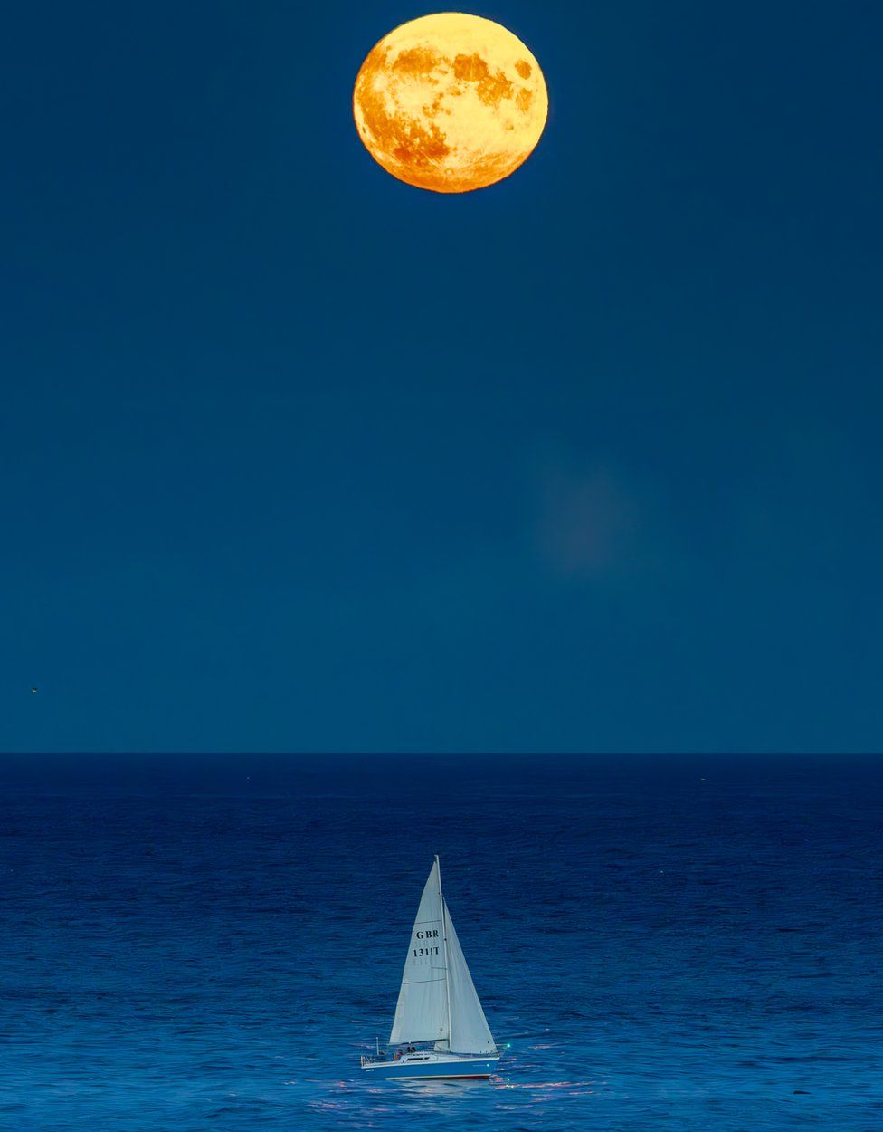 In pictures: North East skygazers capture blue supermoon - BBC News