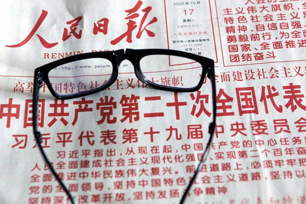 Гражданин читает газету, чтобы узнать об отчете 20-го съезда Коммунистической партии Китая (КПК) в Шэньяне, провинция Ляонин, Китай, 17 октября 2022 г.